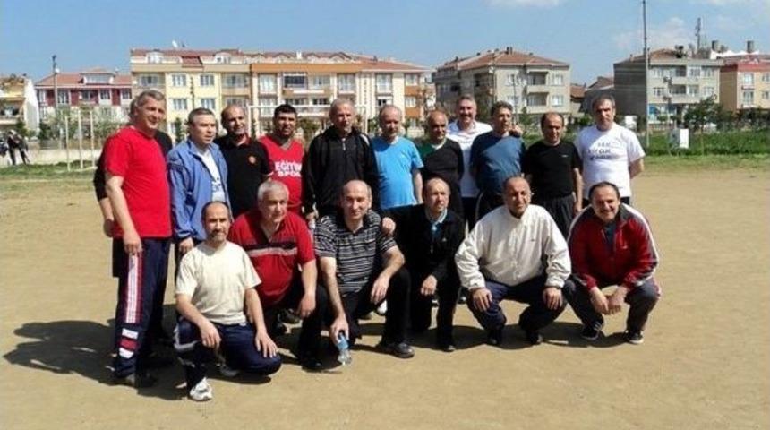 Kırk Yaş Ve &Uuml;zeri &Ouml;ğretmenler Sahada Ter D&ouml;kt&uuml;