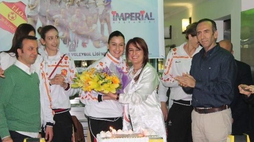 Trabzon İdmanocağı Kadın Voleybol Takımı Tebrikleri Kabul Ediyor