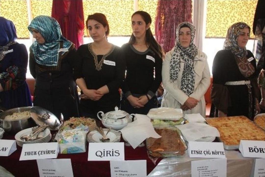 Hakkari&rsquo;de Y&ouml;resel Giysi Ve Yemek Yarışması D&uuml;zenlendi
