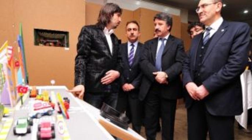 G&uuml;zel Sanatlar Fak&uuml;ltesi Sahne Sanatları B&ouml;l&uuml;m&uuml; Sahne Tasarımı Ana Sanat Dalı, Scenography 2 / Dekor, Eskiz, Maket Sergisi A&ccedil;ıldı