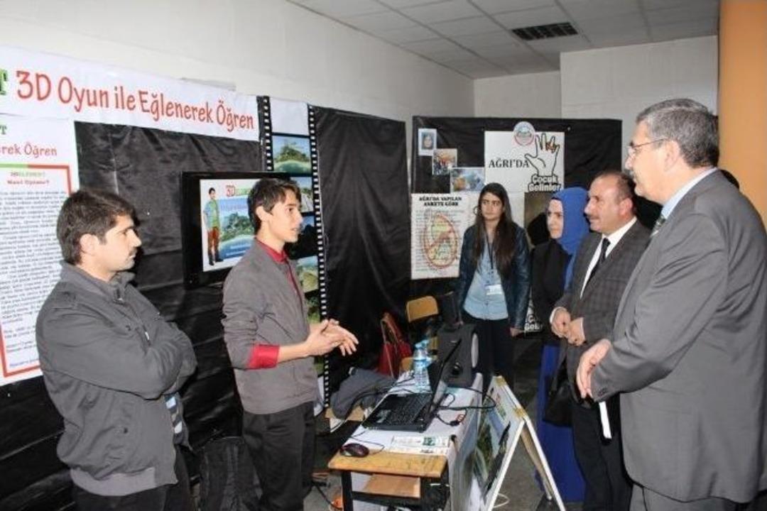 Ağrı Milli Eğitim M&uuml;d&uuml;r&uuml; Dursun Dereceye Giren &Ouml;ğrencileri Altınla &Ouml;d&uuml;llendirdi