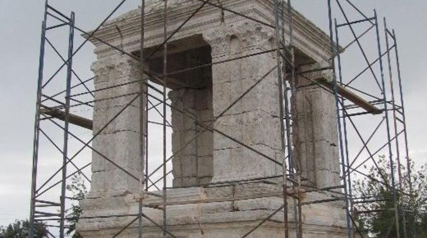 Araban&rsquo;daki Tarihi Anıt Mezarlardaki Restorasyon &Ccedil;alışmaları S&uuml;r&uuml;yor