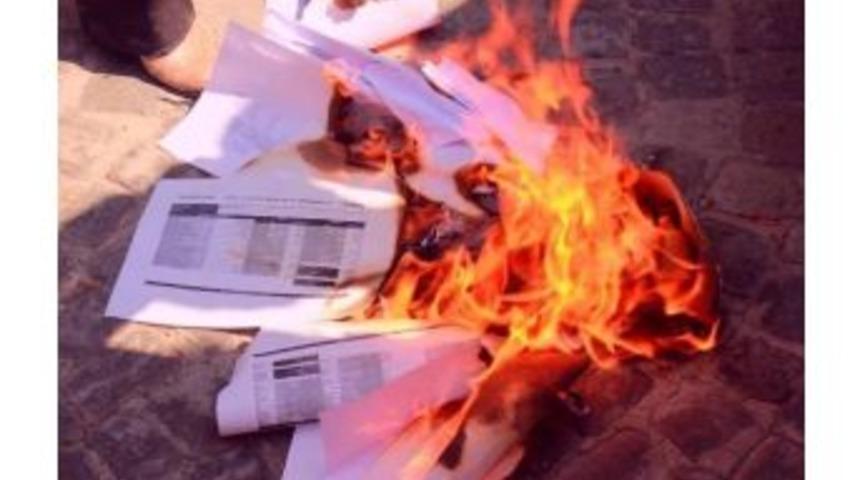 Kırklareli'de Eğitim-sen Maaş Bordrosu Yakarak Protesto D&uuml;zenledi