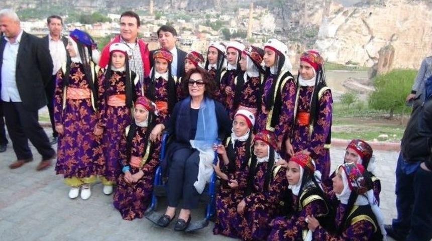 H&uuml;lya Ko&ccedil;yiğit Tekerlekli Sandalye İle Hasankeyf&rsquo;i Gezdi