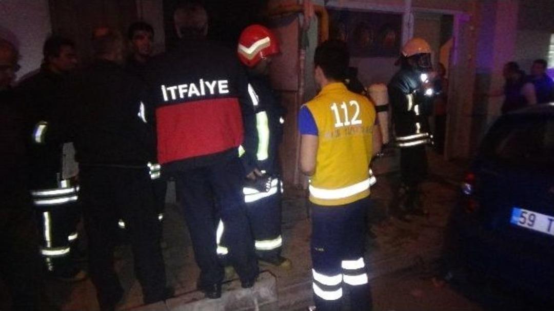 Apartman Garajındaki Yangın Mahalleliyi Sokağa D&ouml;kt&uuml;