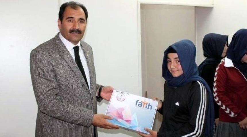 Erzincan&rsquo;da &Ouml;ğrencilere Tablet Dağıtımı Devam Ediyor