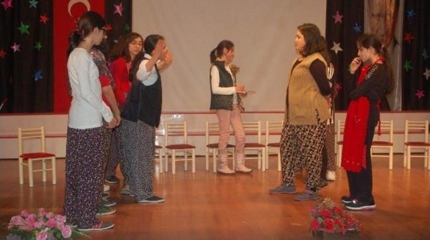 &Ouml;zel Ergin Koleji &Ouml;ğrencilerinin Hazırladığı &ldquo;bacılar K&ouml;y&uuml;&rdquo; İsimli Tiyatro Oyunu B&uuml;y&uuml;k Beğeni Topladı