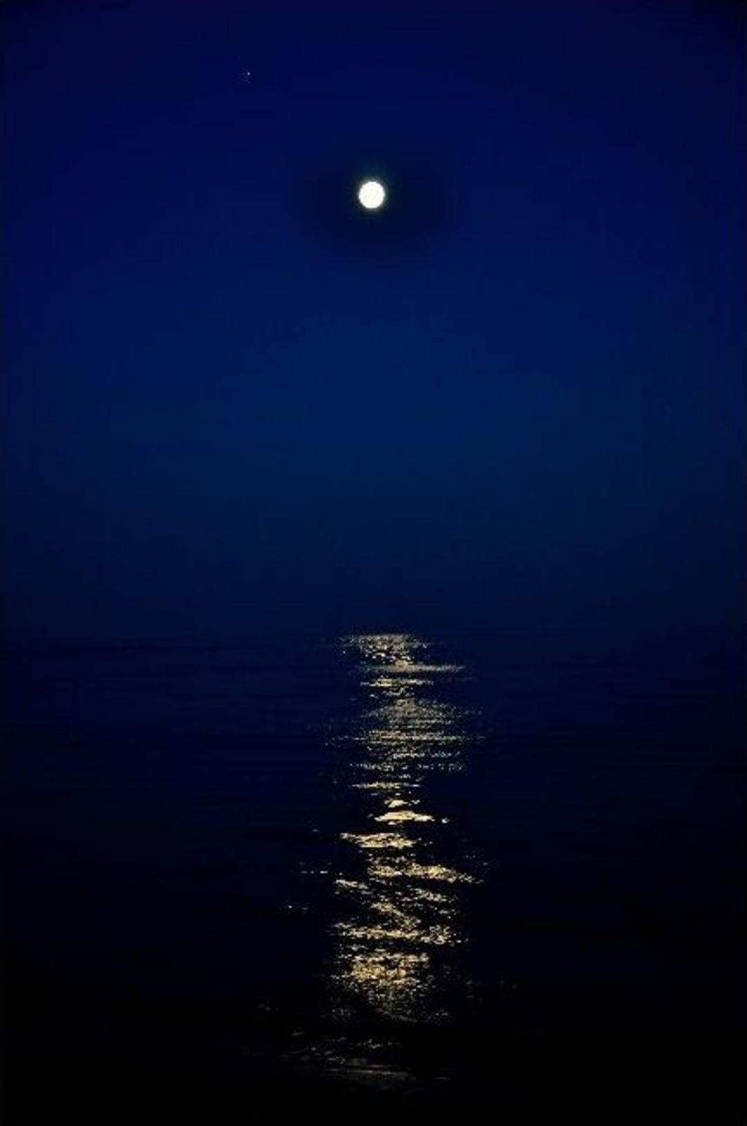 Marmara Denizi&rsquo;nde Ay Işığı B&uuml;y&uuml;ledi