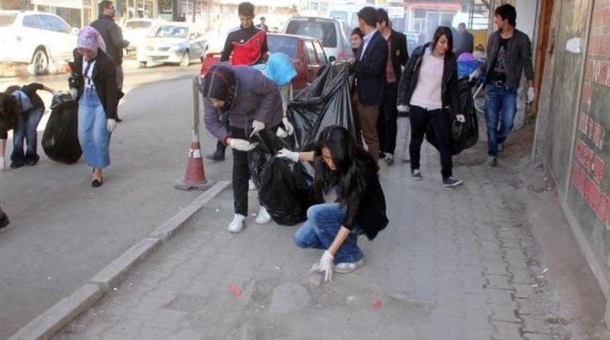 Se&ccedil;imlerin İptal Edildiği Ağrı&rsquo;da &Ouml;ğrenciler Caddelerde &Ccedil;&ouml;p Topladı