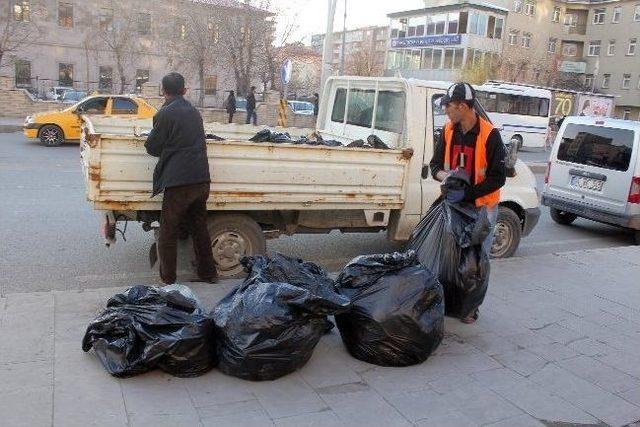 Seçimlerin İptal Edildiği Ağrı’da Öğrenciler Caddelerde Çöp Topladı 2