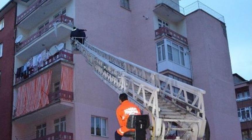 (&ouml;zel Haber) Uyuyan &Ccedil;ocuk Polisi Ve İtfaiyeyi Alarma Ge&ccedil;irdi