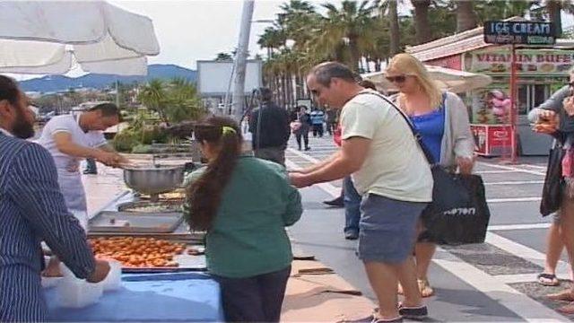 Kutlu Doğum Lokmasına Turist İlgisi 1