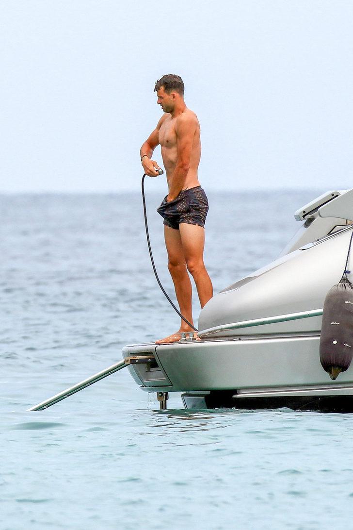 Teknede duş anları olay oldu G3