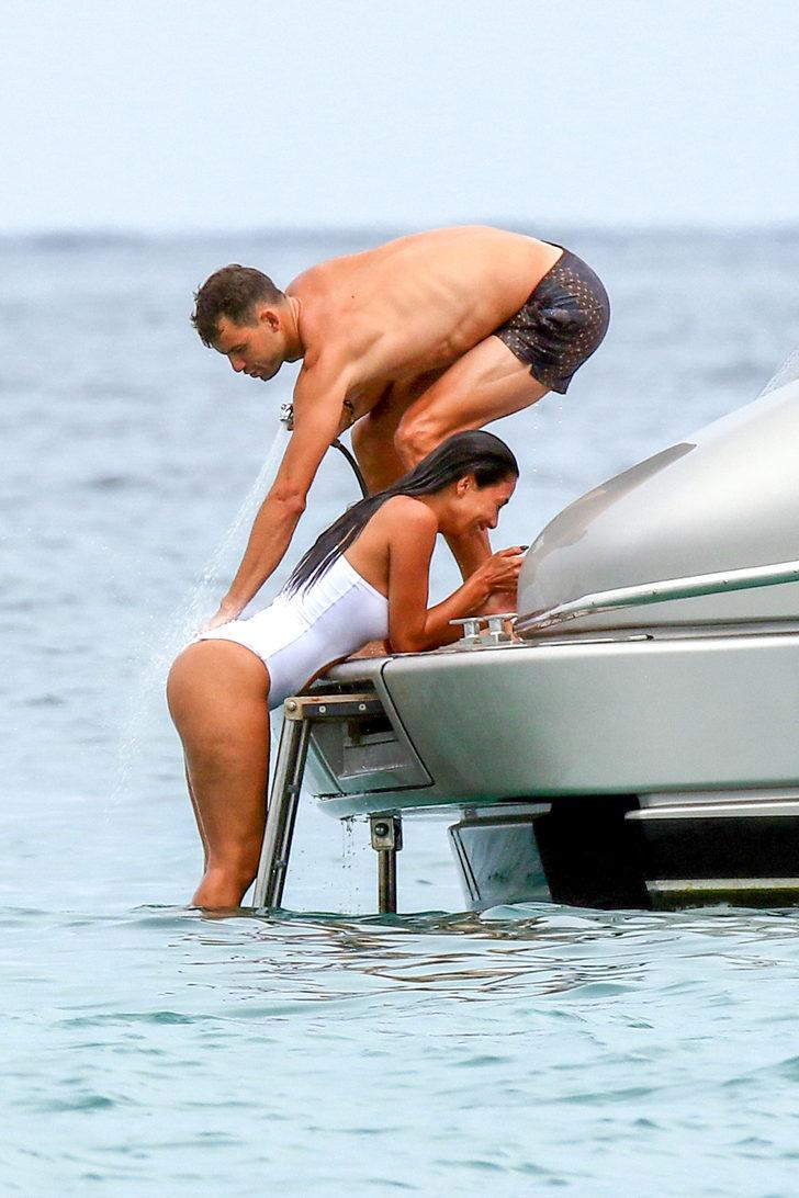 Teknede duş anları olay oldu G4