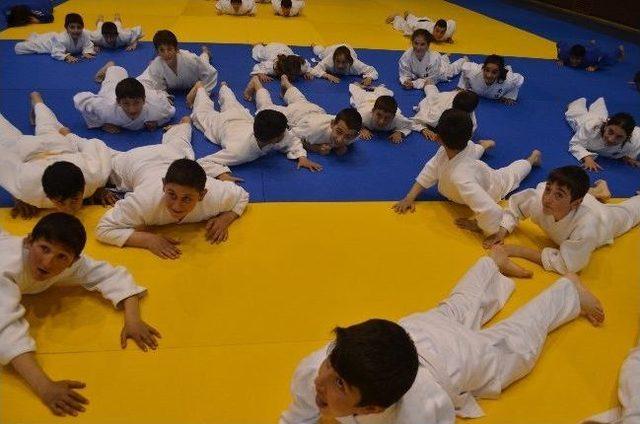 Ifj Sportif Direkt&ouml;r&uuml;nden Judo Semineri 2