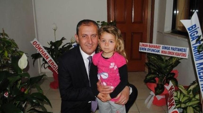 Belediye Başkanı Tebrik İ&ccedil;in G&ouml;nderilen &Ccedil;i&ccedil;ekleri Sattı...(&ouml;zel Haber)