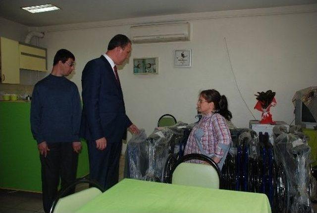 Belediye Başkanı Tebrik İ&ccedil;in G&ouml;nderilen &Ccedil;i&ccedil;ekleri Sattı...(&ouml;zel Haber) 1