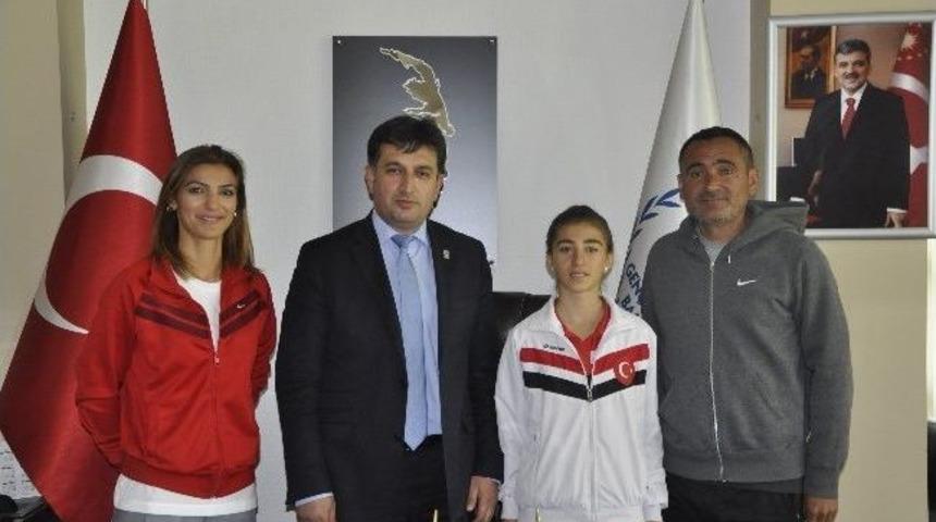 D&uuml;nya &Uuml;&ccedil;&uuml;nc&uuml;s&uuml; Sporcu, İl M&uuml;d&uuml;r&uuml; Murat Eskici'yi Ziyaret Etti