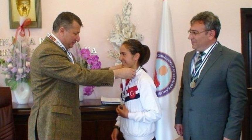 Milli Sporcudan Erden Ve &Ouml;zg&uuml;ven&rsquo;e Ziyaret