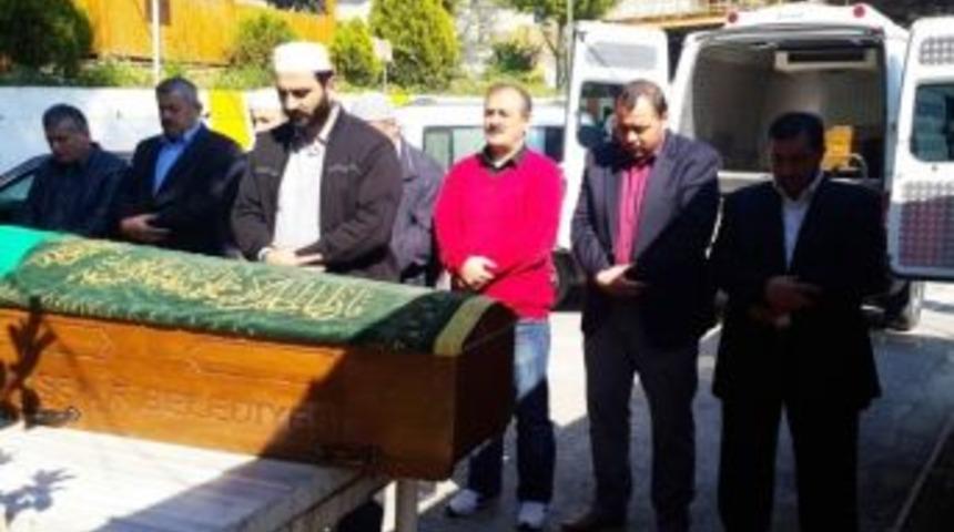 Kimsesiz Kadının Cenazesini Belediye G&ouml;revlileri Kaldırdı