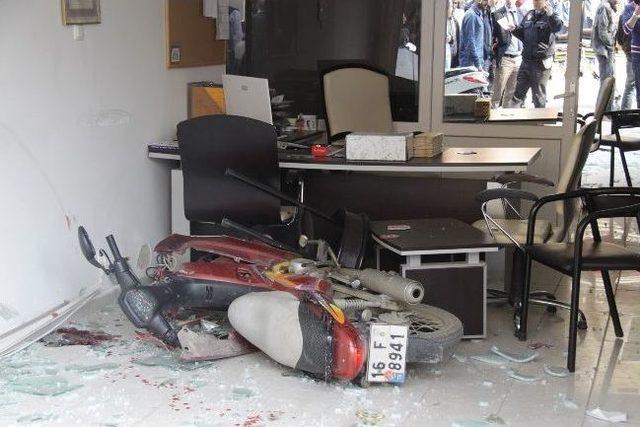 Yaşlı Adam Motosikletle Büroya Girdi 2