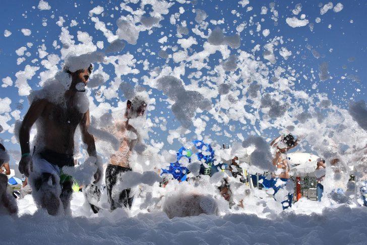 Van'da turistler köpük partisiyle eğlendi  G1