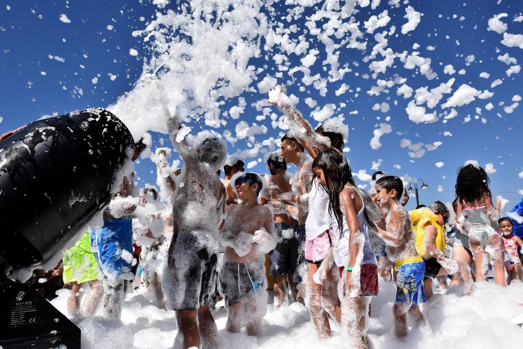 Van'da turistler k&ouml;p&uuml;k partisiyle eğlendi 