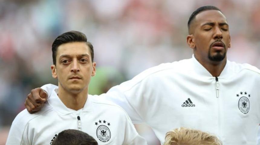 Bellerin, Rio Ferdinand ve Jerome Boateng'ten Mesut &Ouml;zil'e destek!