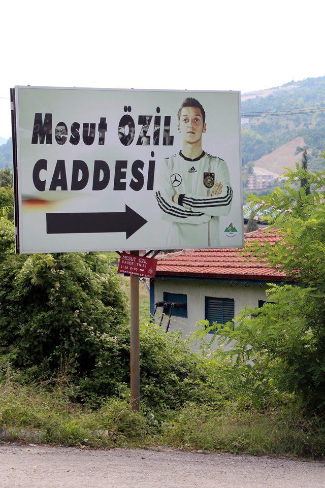 Mesut Özil'in Devrek'te adı verilen caddedeki Alman milli formalı fotoğrafı kaldırılıyor
