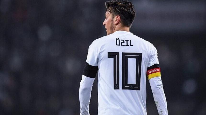 Mesut &Ouml;zil, Cenk Tosun'dan "10 numara" T&uuml;rkiye forması istedi