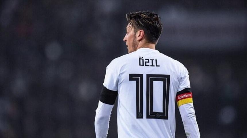 Mesut &Ouml;zil, Almanya'yı ikiye b&ouml;ld&uuml;!