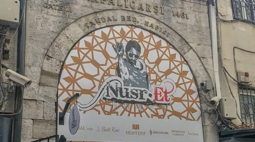 Kapalı&ccedil;arşı'nın tarihi Sandal Bedesteni kapısına asılan Nusr-Et tabelasına tepkiler &ccedil;ığ gibi b&uuml;y&uuml;yor