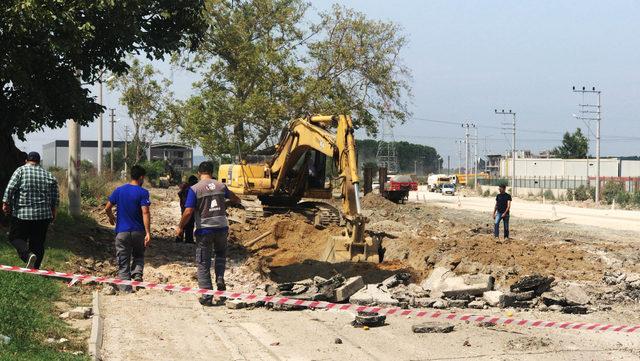 Sakarya'da OSB girişinde iş makinesi doğalgaz borusunu patlattı