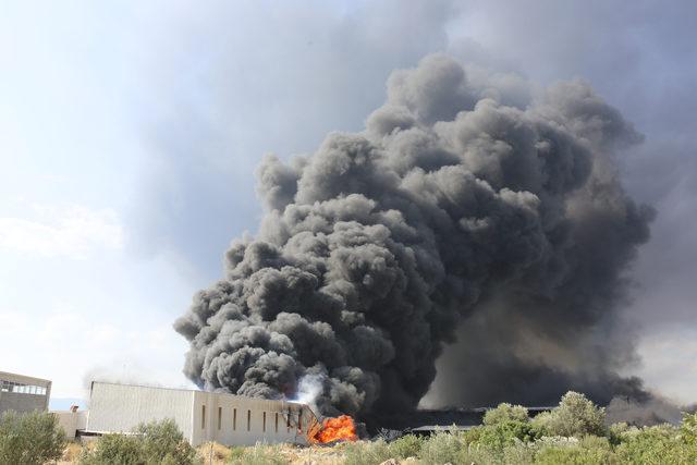 Antalya OSB'de izolasyon malzemesi fabrikasında yangın (3)