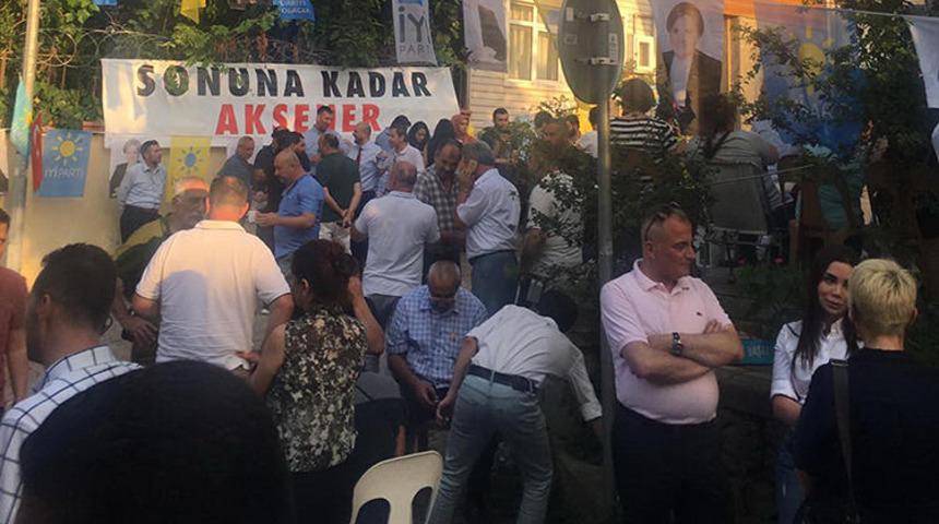 Meral Akşener'in Üsküdar'daki evinin önünde kalabalık gittikçe artıyor! İYİ Partililer nöbet tutmaya başladı!