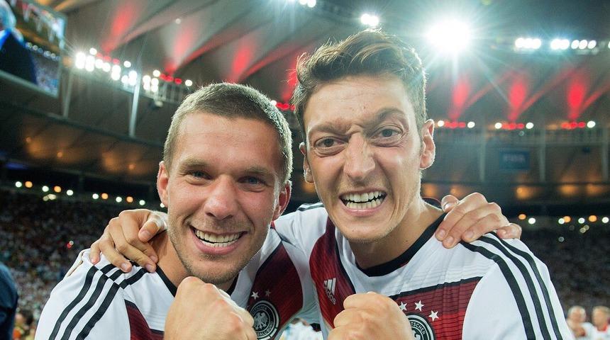 Lukas Podolski'den Mesut Özil paylaşımı!