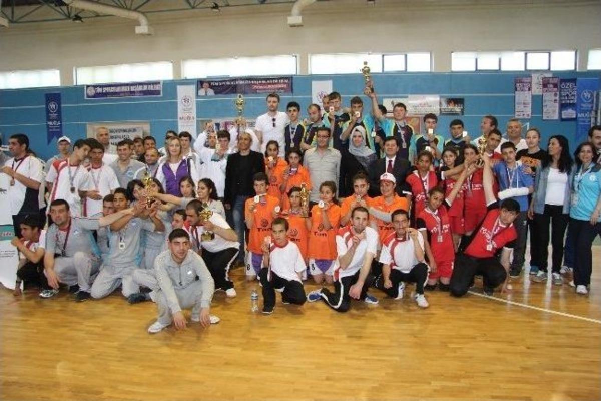 &Ouml;zel Sporcular T&uuml;rkiye Voleybol Şampiyonası &Ouml;d&uuml;l T&ouml;reni İle Sona Erdi