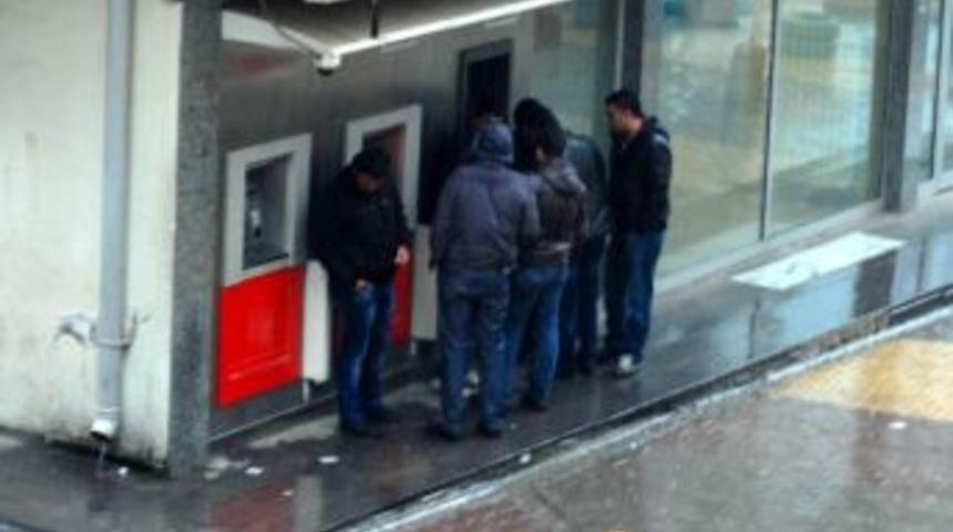 Banka Atm&rsquo;sinde Oyalanan Şahıs Polisi Harekete Ge&ccedil;irdi