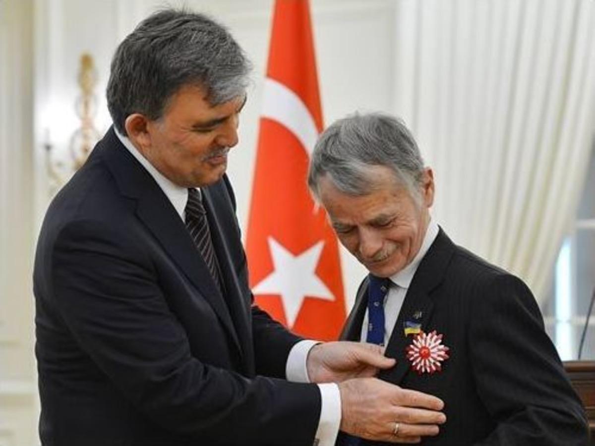 G&uuml;l&rsquo;den Kırım Tatar Meclisi Eski Başkanı Kırımoğlu&rsquo;na Cumhuriyeti Nişanı