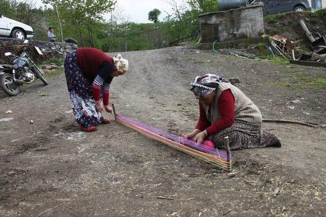 Yük Taşıdıkları İpleri Kendileri Dokuyor