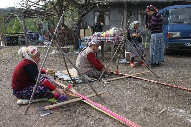 Yük Taşıdıkları İpleri Kendileri Dokuyor