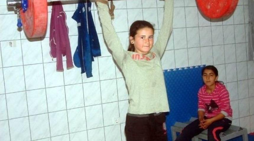 Burhaniye&rsquo;de Geleceğin Haltercileri Yetişiyor