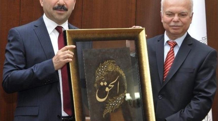 Prof. Dr. Oran, Sel&ccedil;uk &Uuml;niversitesi&rsquo;nin Gururu Oldu
