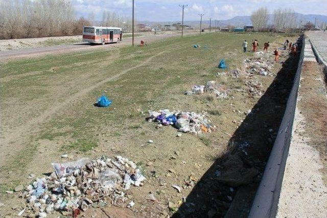 Erçek’te Çöpler Toplanıyor 1