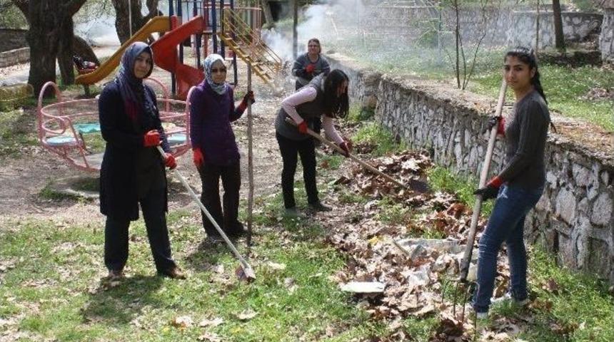 Se&ccedil;im Bitti &Ccedil;&ouml;p&ccedil;&uuml; Oldular