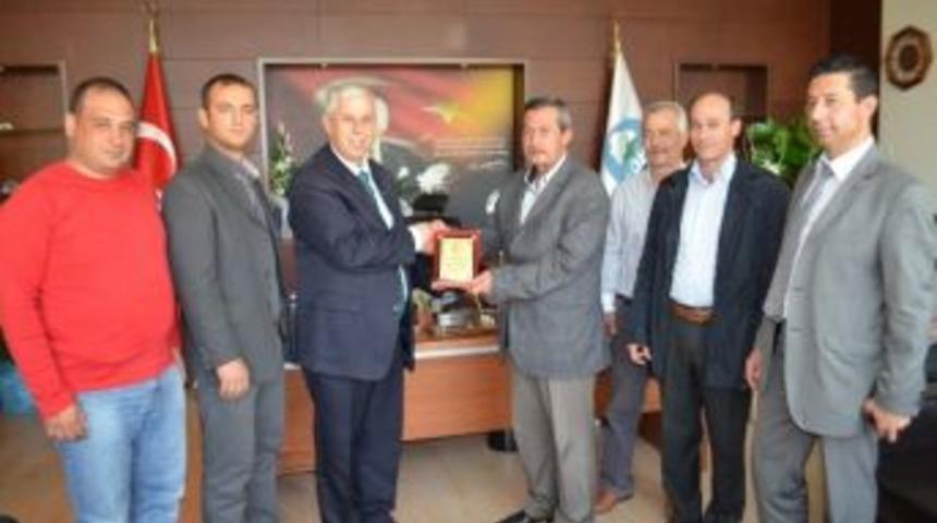 S&ouml;ke Avcılar Kul&uuml;b&uuml;&rsquo;nden Başkan Toyran&rsquo;a Plaket