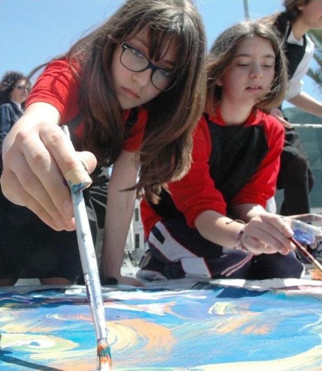 Metrelerce Siyah Bezin &Uuml;st&uuml;ne Hayalerini &Ccedil;izdiler