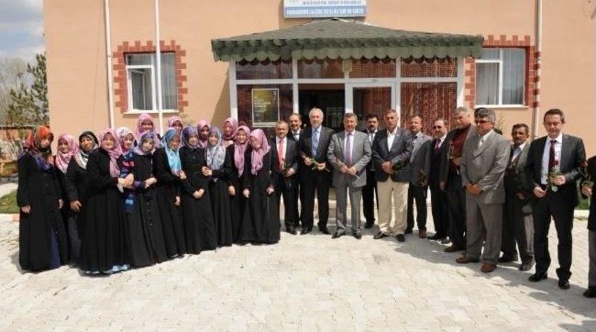 K&uuml;tahya Protokol&uuml;nden Parmak&ouml;ren Lalezar Kız Kur&rsquo;an Kursu'na Ziyaret
