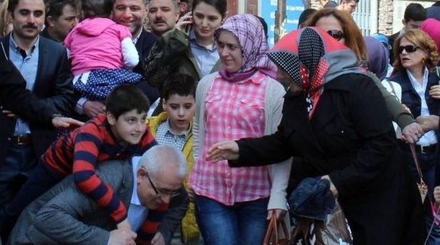 Rize Valisi Otizmli &Ccedil;ocuğu Sırtında Taşıdı