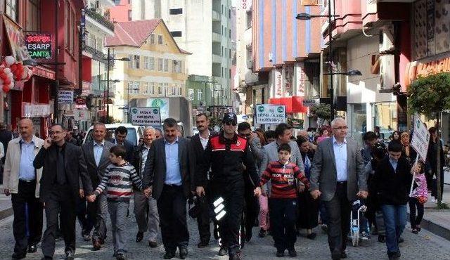 Rize Valisi Otizmli Çocuğu Sırtında Taşıdı